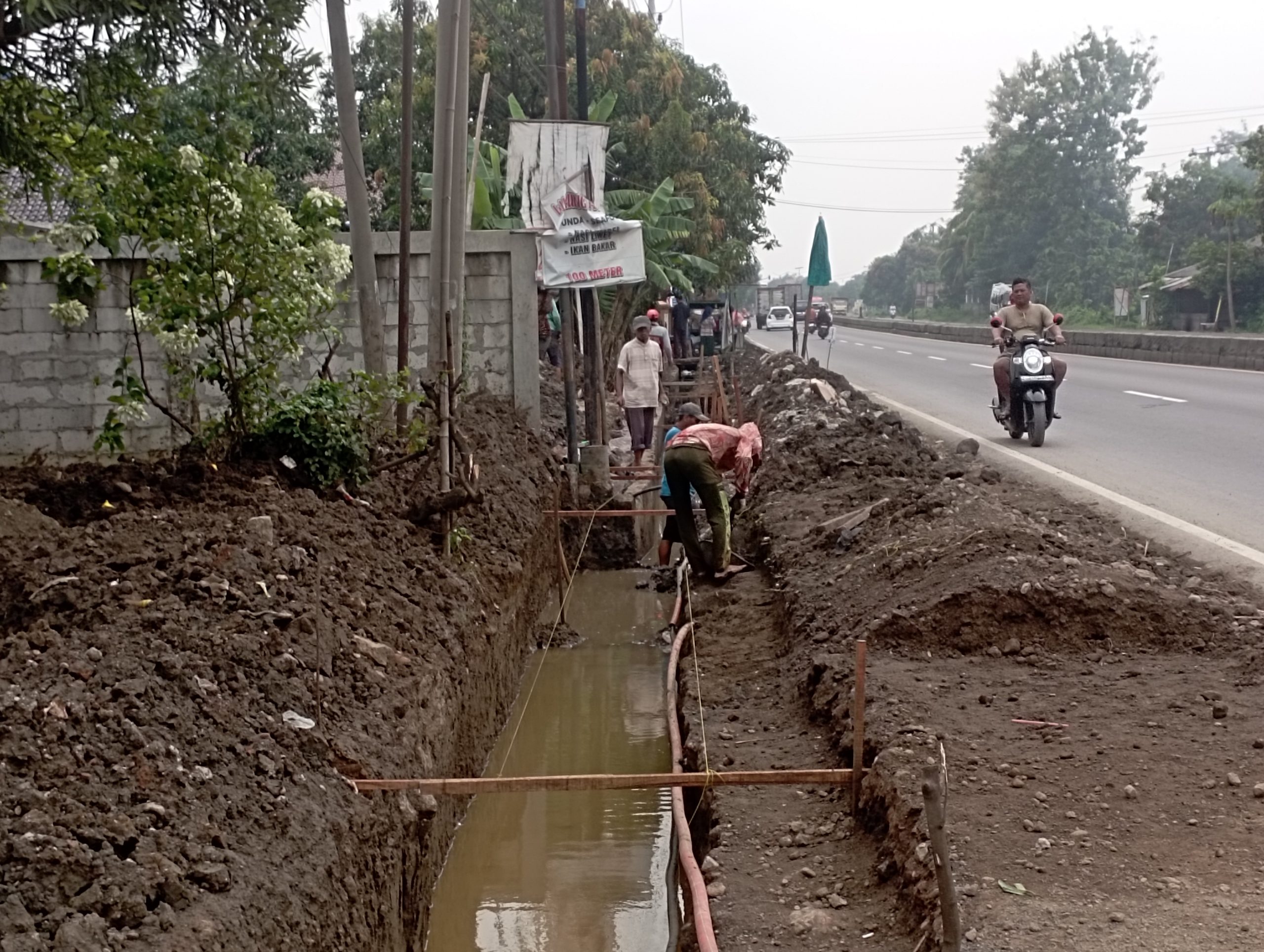 Proyek rehabilitasi saluran gorong-gorong di Jalan Raya Langut, Desa Langut, Kecamatan Lohbener, Kabupaten Indramayu