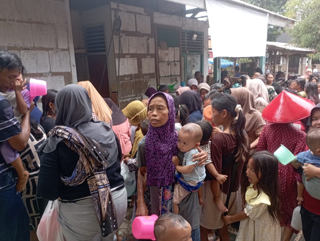 Halaman Masjid Jami Baiturrahman di Desa Sliyeg, Kecamatan Sliyeg, Kabupaten Indramayu, mendadak ramai dipadati warga pada Jumat (19/12/2025).