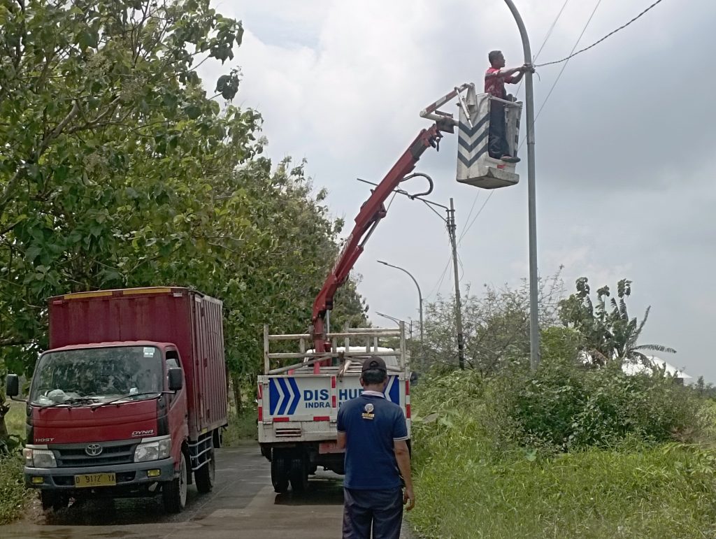 Dinas Perhubungan (Dishub) Kabupaten Indramayu melakukan langkah proaktif dengan melakukan perbaikan Lampu Penerangan Jalan Umum