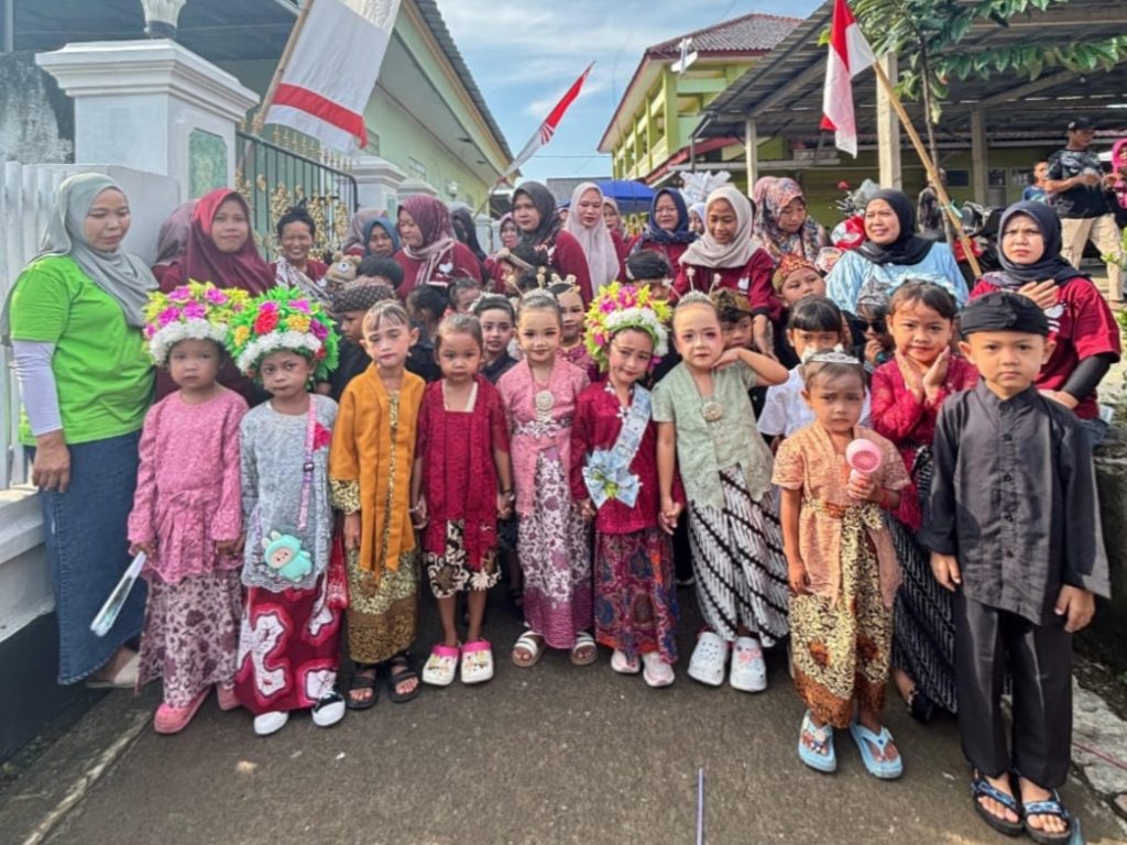 Dalam upaya menanamkan rasa cinta terhadap kearifan lokal, siswa-siswi Pendidikan Anak Usia Dini (PAUD) Melati turut serta memeriahkan