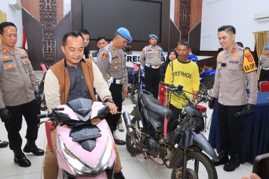 Rasa haru dan syukur disampaikan dua warga Kabupaten Indramayu setelah sepeda motor milik mereka yang sempat hilang
