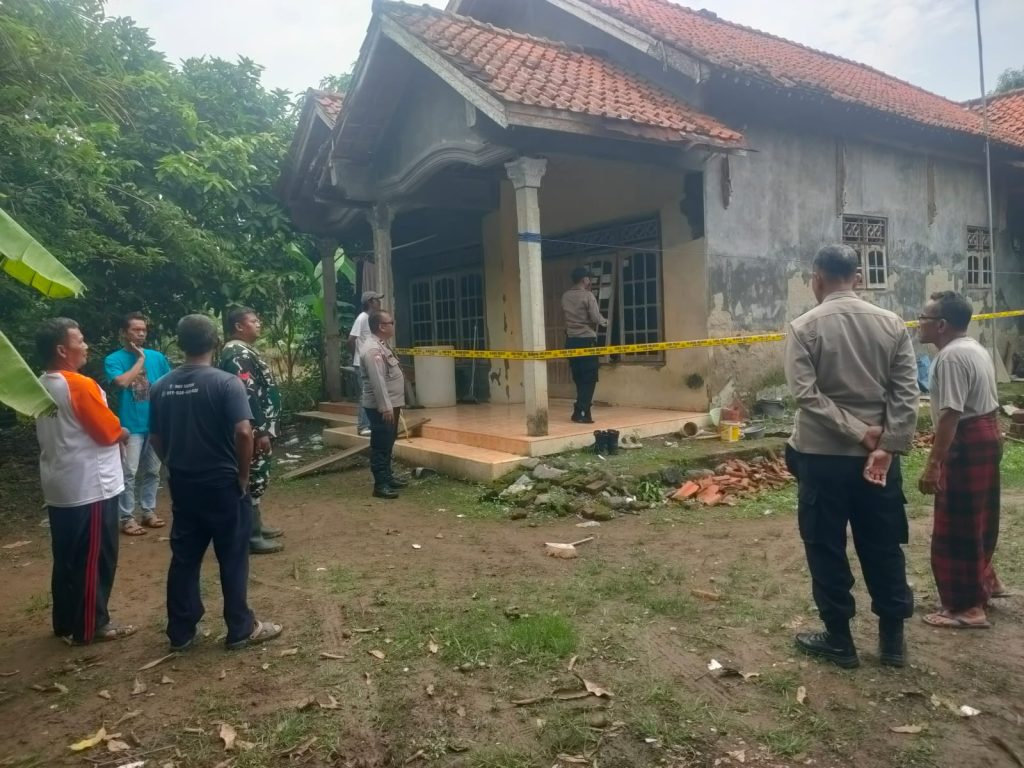 saksi kemudian memberitahukan kepada para tetangga, yakni Dul Rohman, Tarma, dan Rusdani. Para tetangga lalu segera masuk ke dalam rumah.