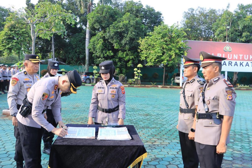 Kapolres Indramayu AKBP Mochamad Fajar Gemilang, S.I.K, M.H, M.I.K memimpin upacara serah terima jabatan (