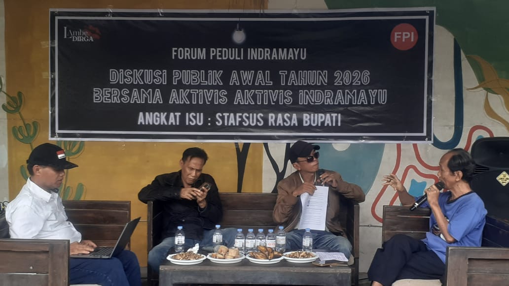 Pengamat politik, Iwan Hendrawan, mengawali diskusi dengan menyatakan bahwa keberadaan Stafsus Bupati saat ini terkesan dipaksakan