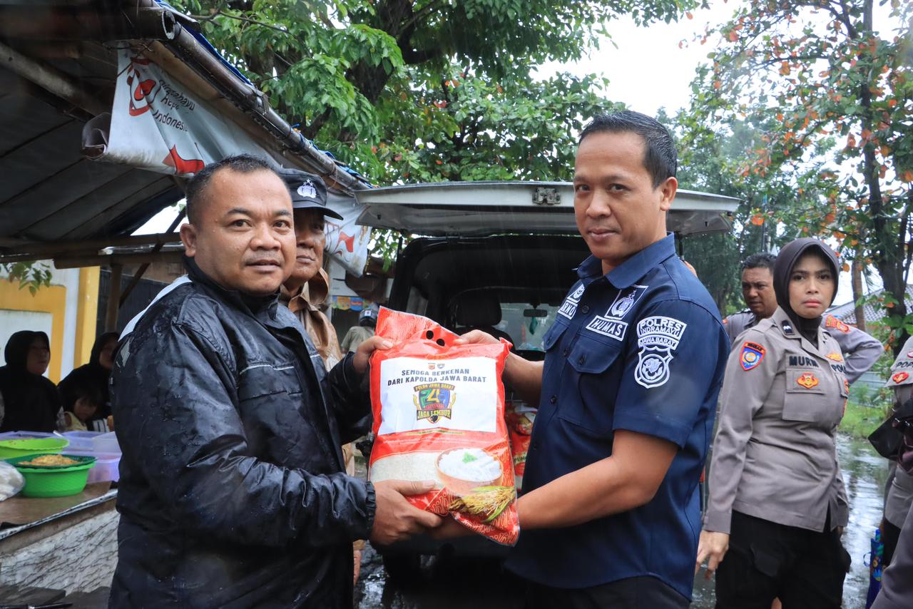 Kapolres Indramayu Tinjau Lokasi Banjir Indramayu, Salurkan Bansos Dari Kapolda Jabar