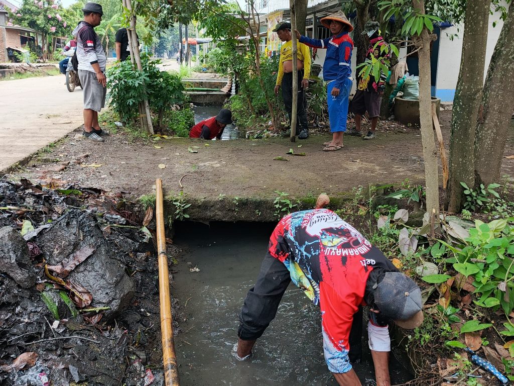 Mengantisipasi puncak musim penghujan di awal tahun, warga Blok Barat, Desa Rambatan Wetan, Kecamatan Sindang
