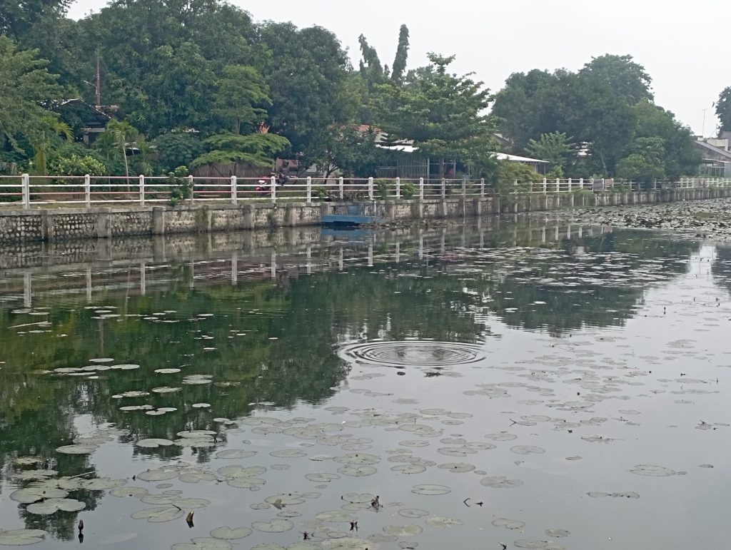 ​Kondisi ini memberikan kesan kumuh dan kotor, terutama di titik-titik krusial seperti kawasan Dayung, Kelurahan Bojongsari