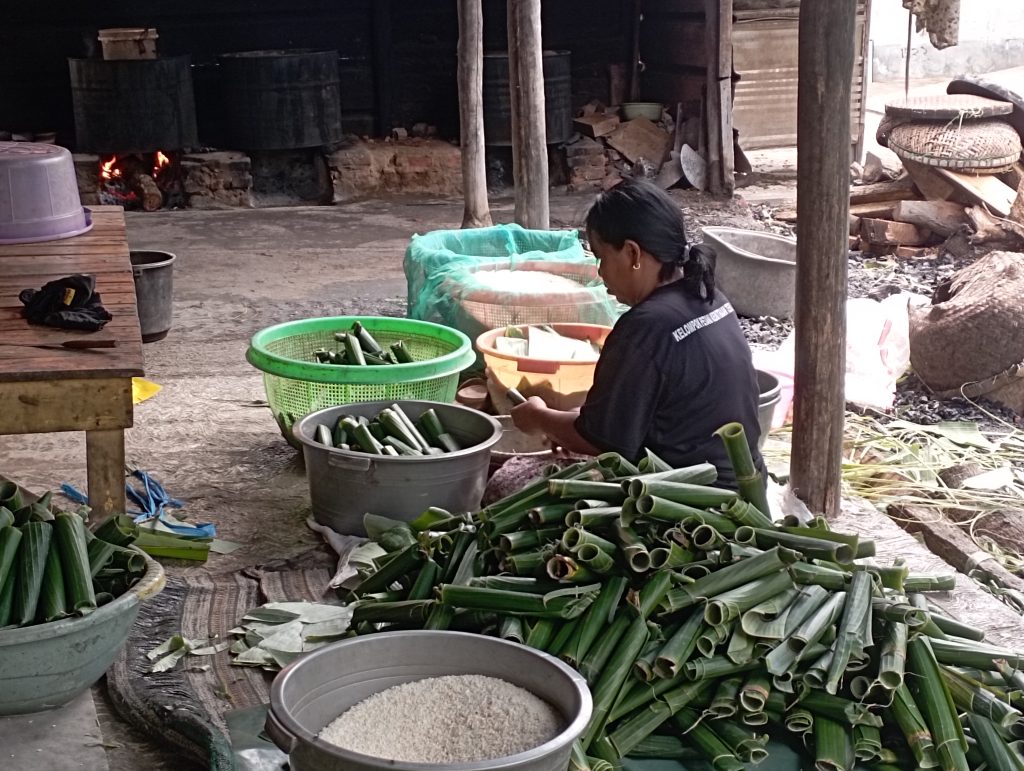 Geliat usaha mikro sektor kuliner di Kabupaten Indramayu terus menunjukkan eksistensinya. Salah satunya adalah usaha pembuatan lontong