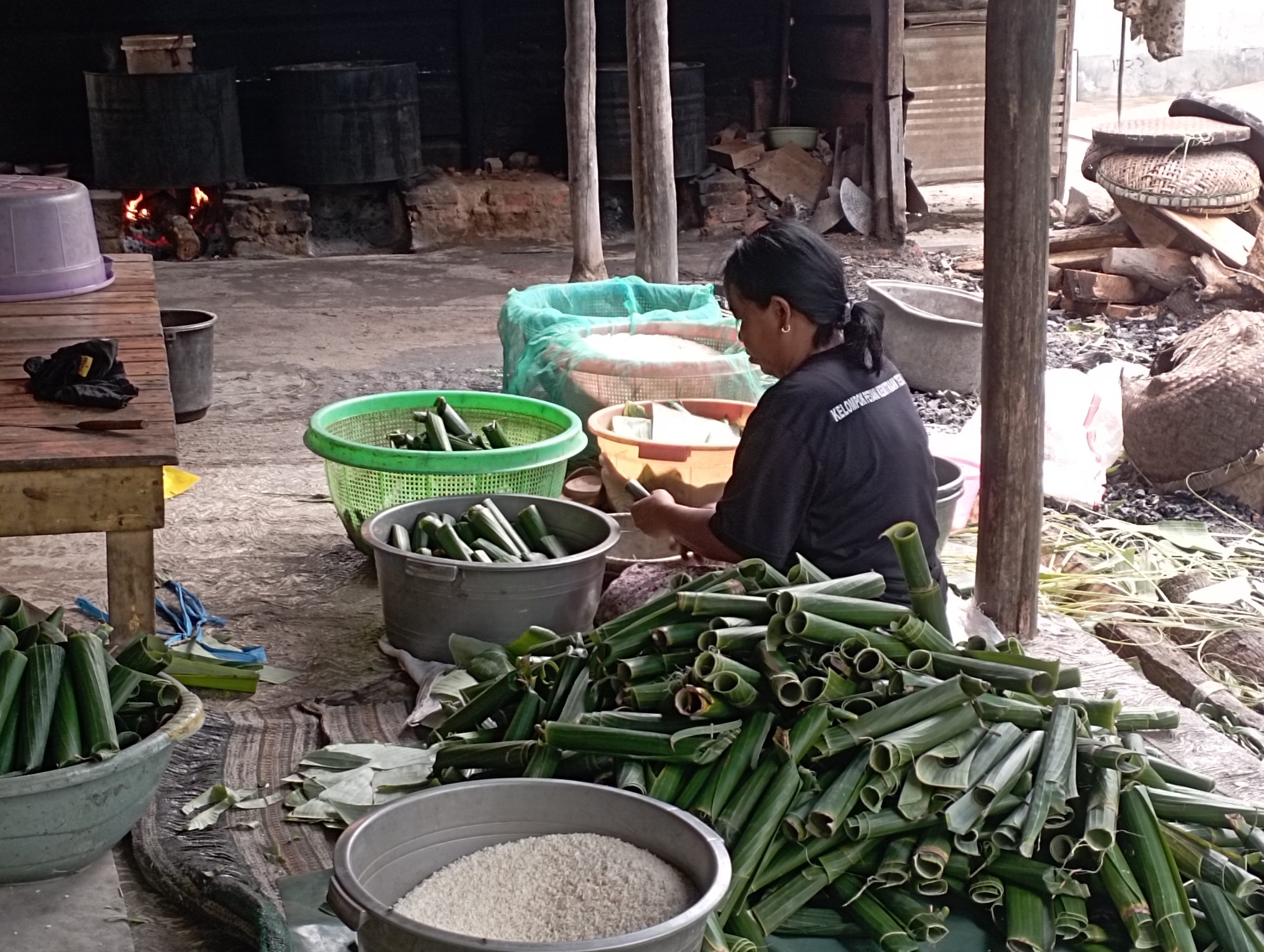 Geliat usaha mikro sektor kuliner di Kabupaten Indramayu terus menunjukkan eksistensinya. Salah satunya adalah usaha pembuatan lontong