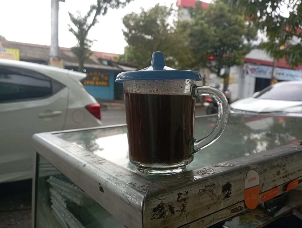 berbagai sudut Indonesia, mulai dari warung kopi pinggir jalan hingga ruang tunggu hotel berbintang, pemandangan seseorang yang menyesap kopi