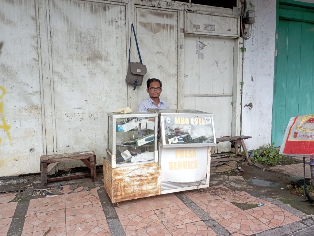 tepatnya di Jalan Letjen Suprapto, depan Gang 25 Karangmalang, terdapat satu lapak servis elektronik yang terus menjadi rujukan warga karena reputasi dan pelayanannya.
