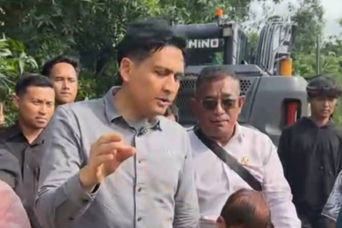 Bupati Indramayu, Lucky Hakim, melakukan peninjauan langsung ke aliran Sungai Cimanuk di Blok Pulo