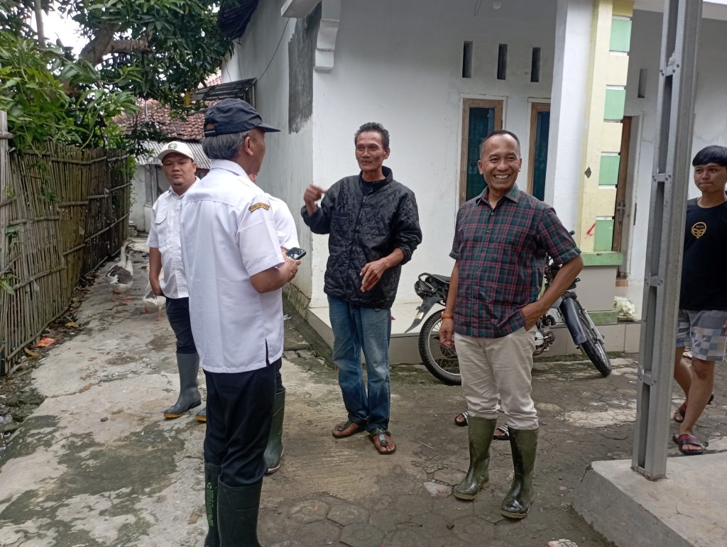 Anggota Komisi III DPRD Kabupaten Indramayu, H. Ruswa, turun langsung meninjau pemukiman warga di Blok C, RT 16 RW 05,
