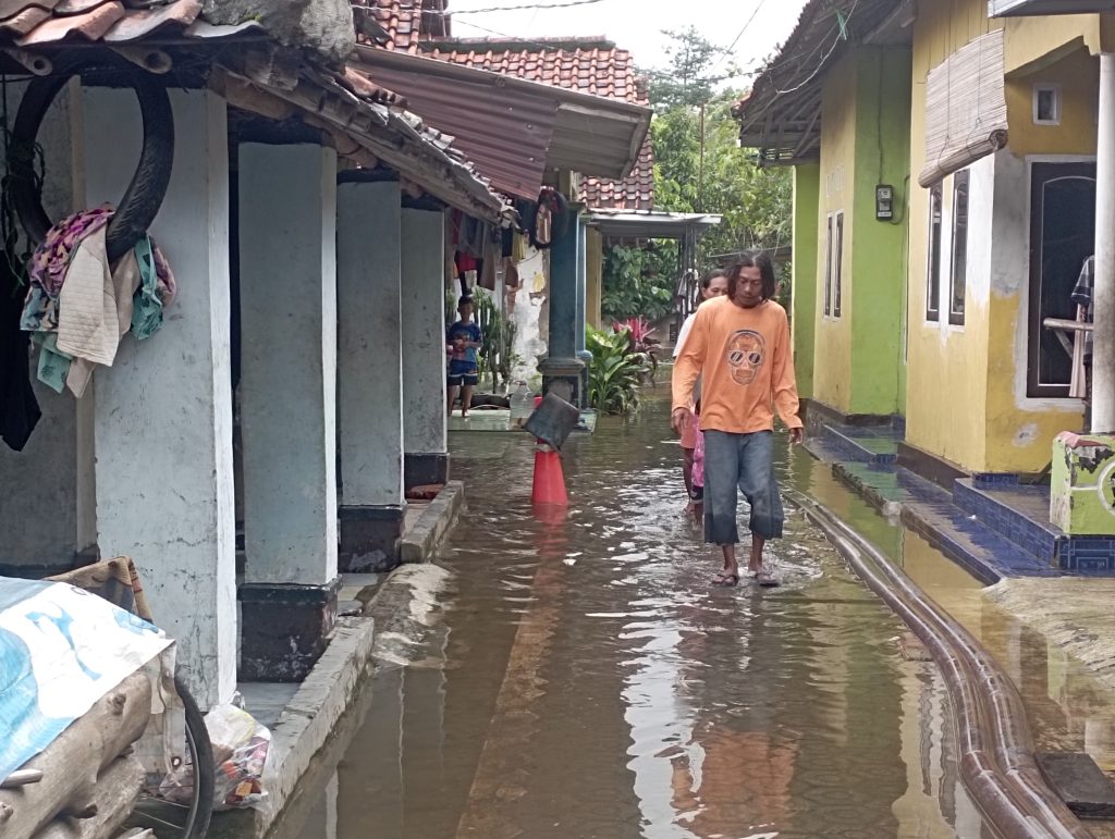 Intensitas hujan yang tinggi selama sepekan terakhir mengakibatkan kawasan pemukiman warga di Blok C, RT 16 RW 05 RT. 17 RW