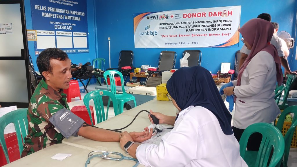 Kodim 0616/Indramayu melaksanakan bakti sosial donor darah dalam rangkaian peringatan Hari Pers Nasional (HPN)