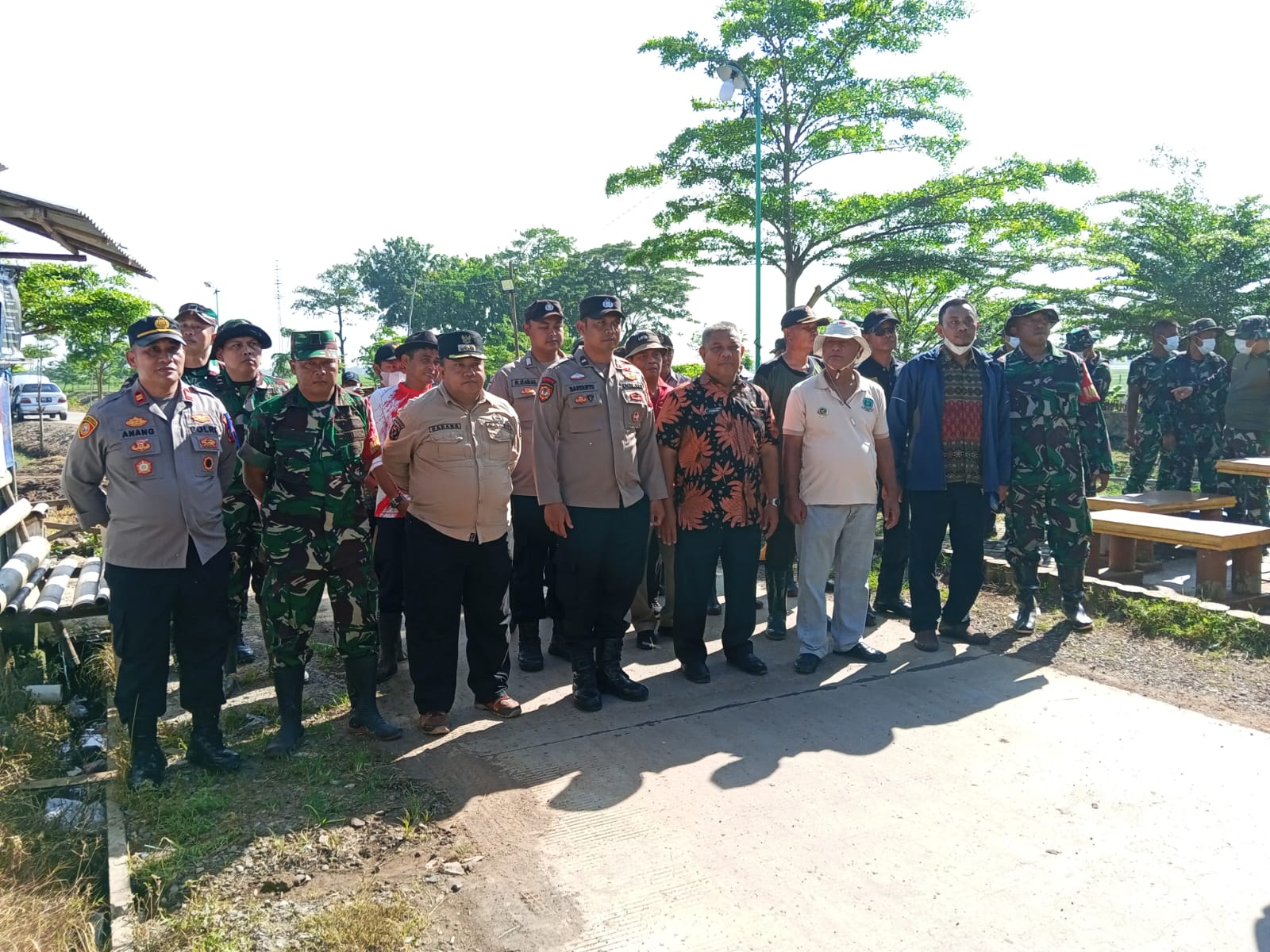 Tindaklanjuti kebijakan Presiden, TNI–Polri dan Forkopimcam Cikedung Angkut Sampah TPS Pasir Angin