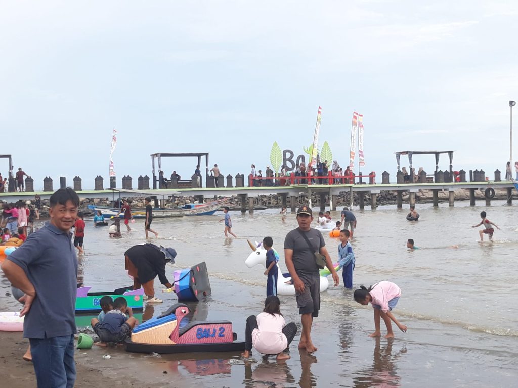 Bagi warga Jawa Barat yang bosan dengan hiruk-pikuk pegunungan Bandung atau kemacetan Jakarta, Indramayu adalah pelarian yang sempurna