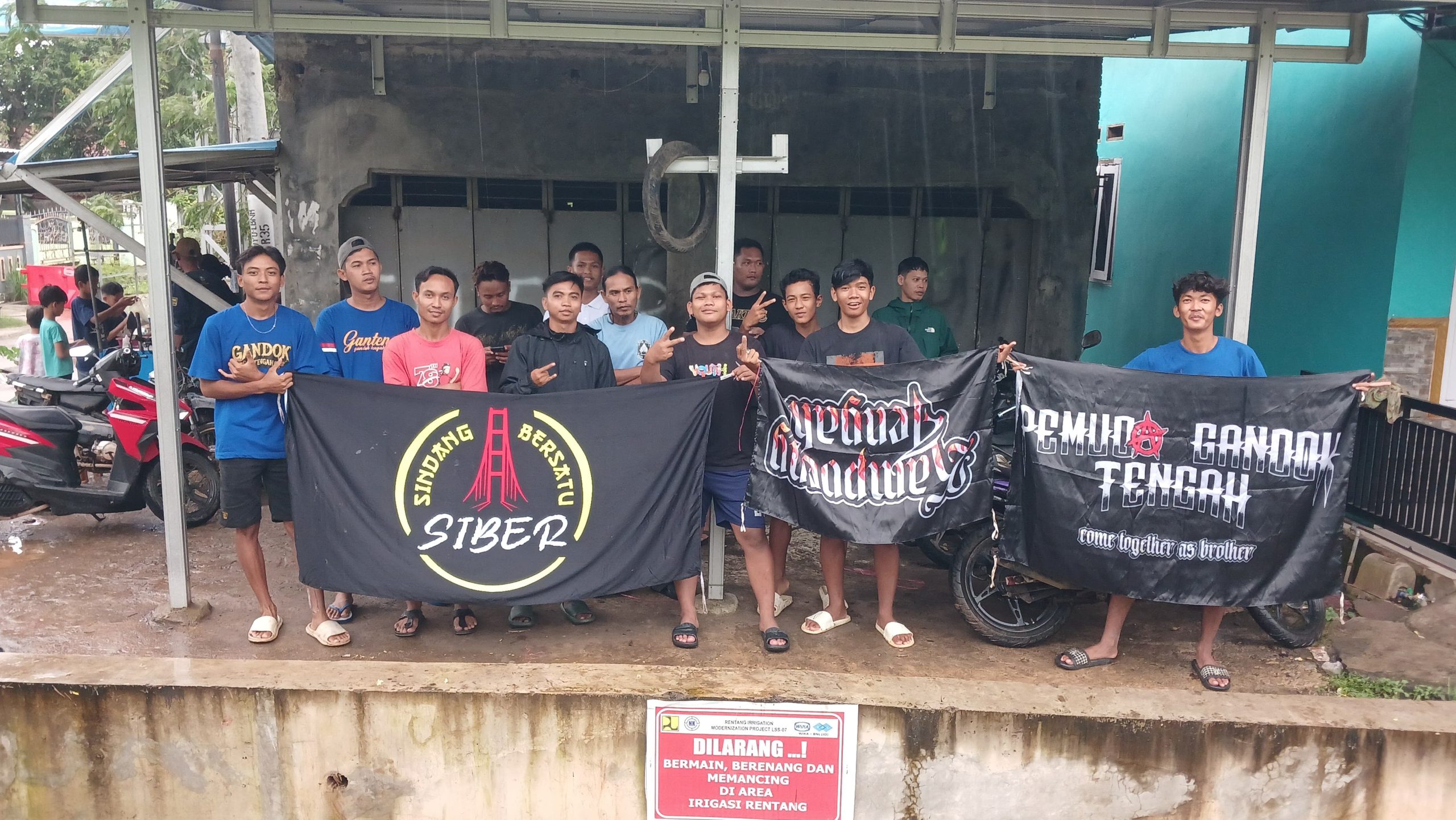 Pererat Antar-Blok SIBER Gandeng Pemuda Ganteng Bagikan Takjil Gratis untuk Warga