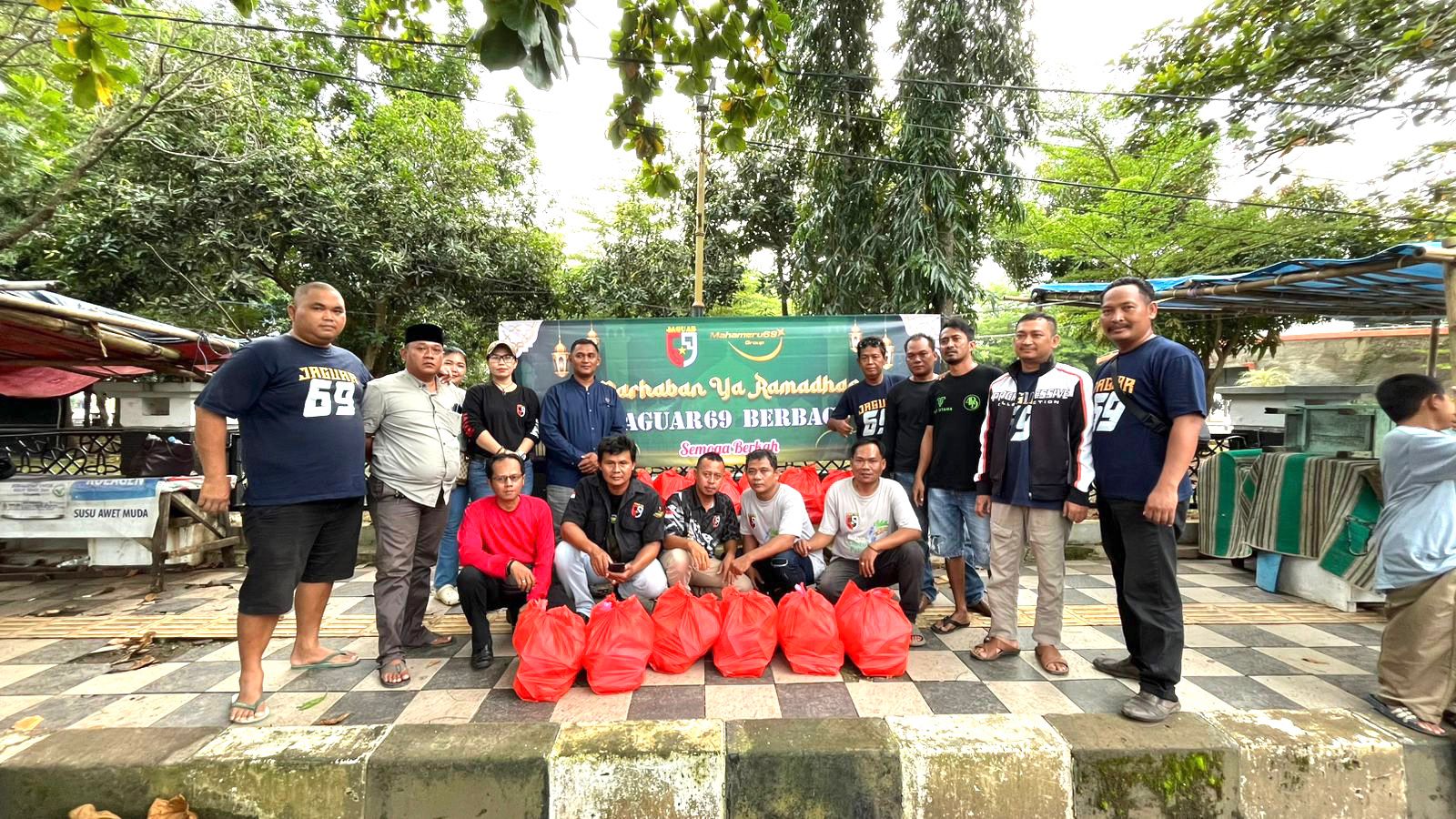 Komunitas JAGUAR 69 Kabupaten Indramayu menunjukkan kepedulian sosial dengan menggelar aksi berbagi Takjil Gratis Ramadan...