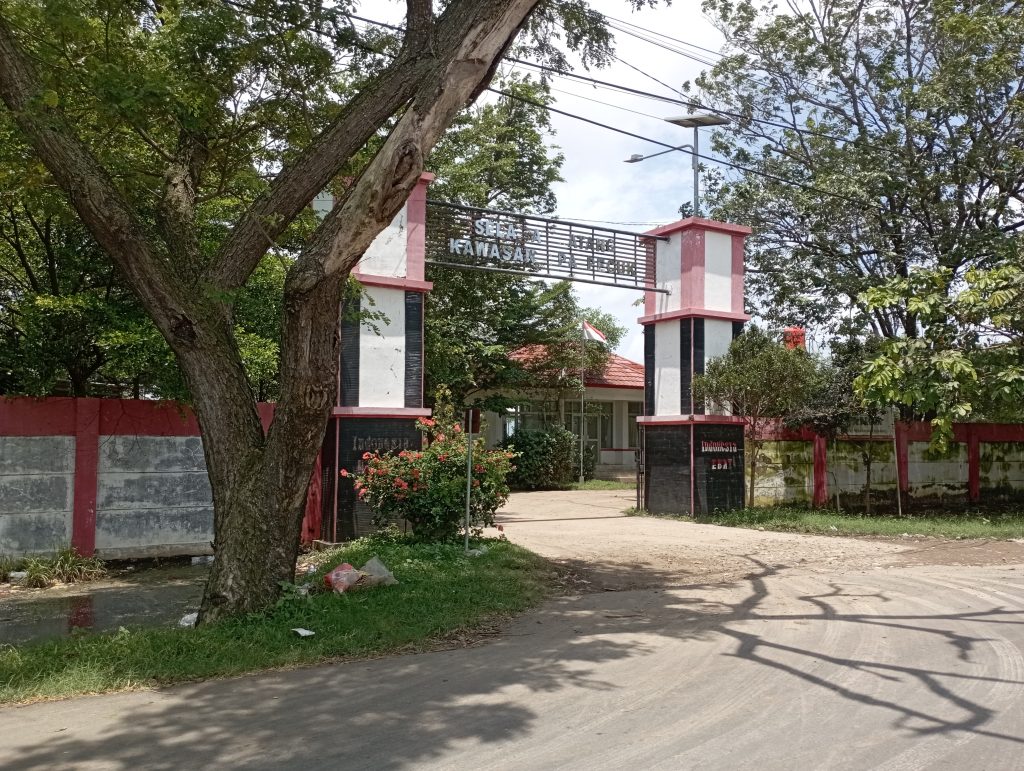 Masalah pengelolaan limbah di Tempat Pembuangan Akhir (TPA) Pecuk, Kabupaten Indramayu, kian meresahkan. Para pengguna jalan dan masyarakat