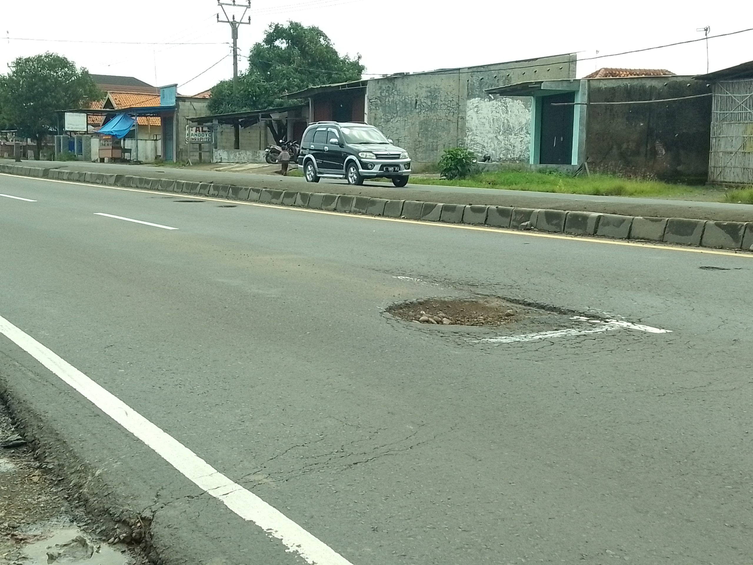 Jalan Pantura Indramayu Berlubang Pengendara Motor Kembali Jadi Korban