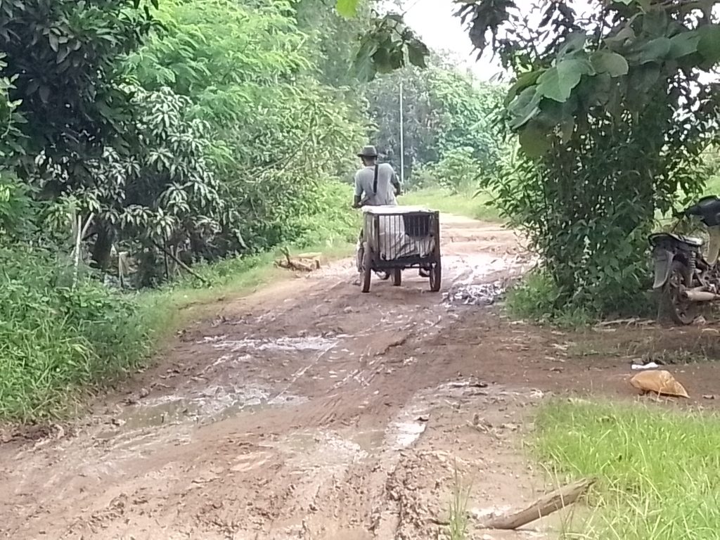 Kondisi jalan di Blok Tanggul Bungkul Barat, RT 04 RW 03, Kelurahan Bojongsari, Kabupaten Indramayu, kian memprihatinkan.