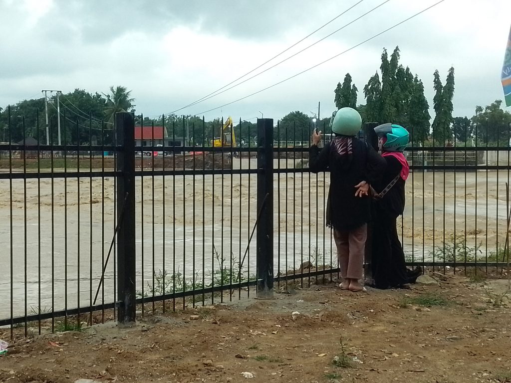Debit air Sungai Cimanuk di wilayah Desa Rambatan Kulon, Kecamatan Lohbener, Kabupaten Indramayu, dilaporkan kembali mengalami peningkatan