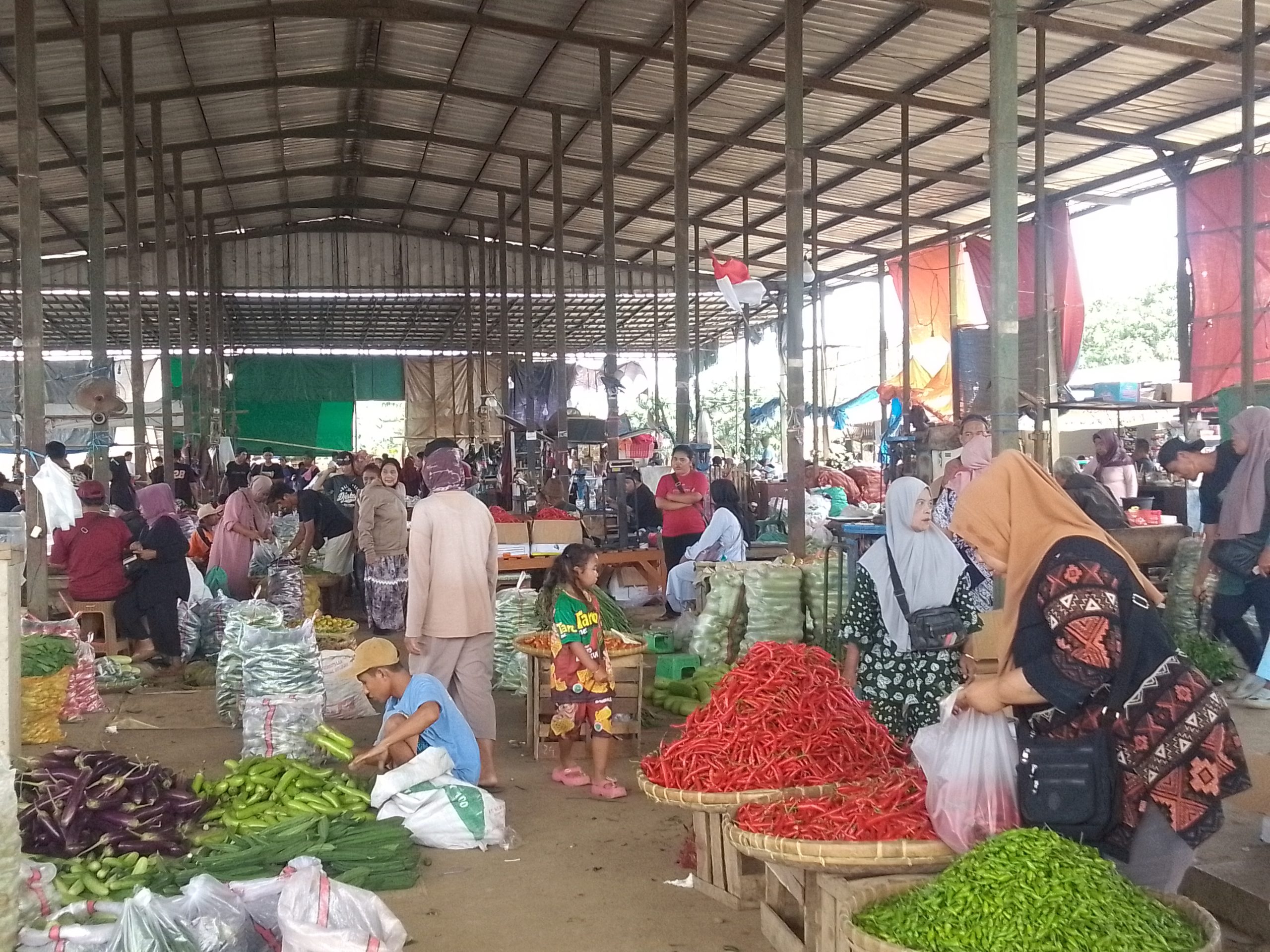 Pantauan di Pasar Jatibarang dan Pasar Baru Indramayu menunjukkan bahwa kenaikan paling signifikan terjadi pada Daging Ayam dan daging sap