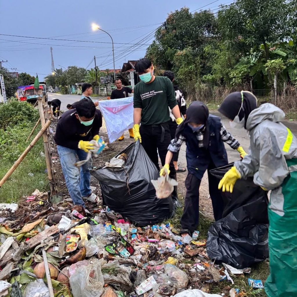 Menunjukkan kepedulian nyata terhadap lingkungan, Himpunan Mahasiswa Islam (HMI) Cabang Indramayu menggelar aksi bersih-bersih