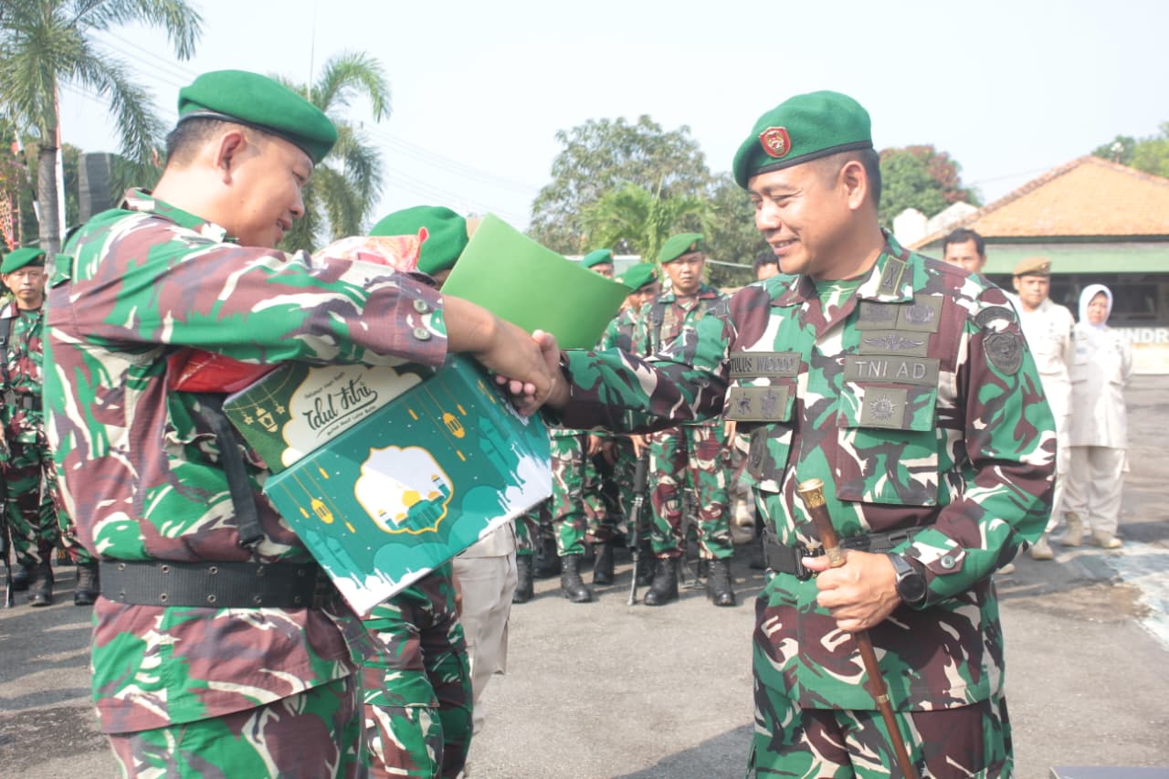 Dandim 0616 Indramayu Bagikan Bingkisan Lebaran, Tekankan Keselamatan Anggota Saat Cuti Nanti