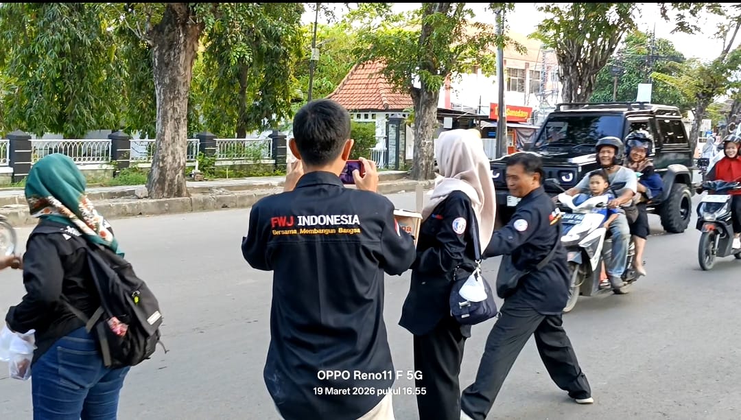 FWJI Korwil Indramayu Bagikan Ratusan Paket Takjil di Akhir Ramadhan