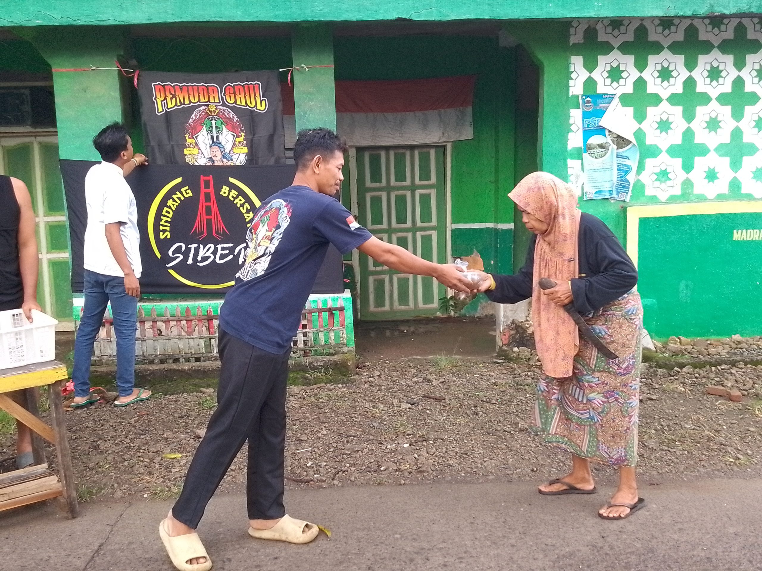 Gandeng Pemuda Gandok Ulon, Komunitas SIBER Tebar Kebaikan Lewat Berbagi Takjil