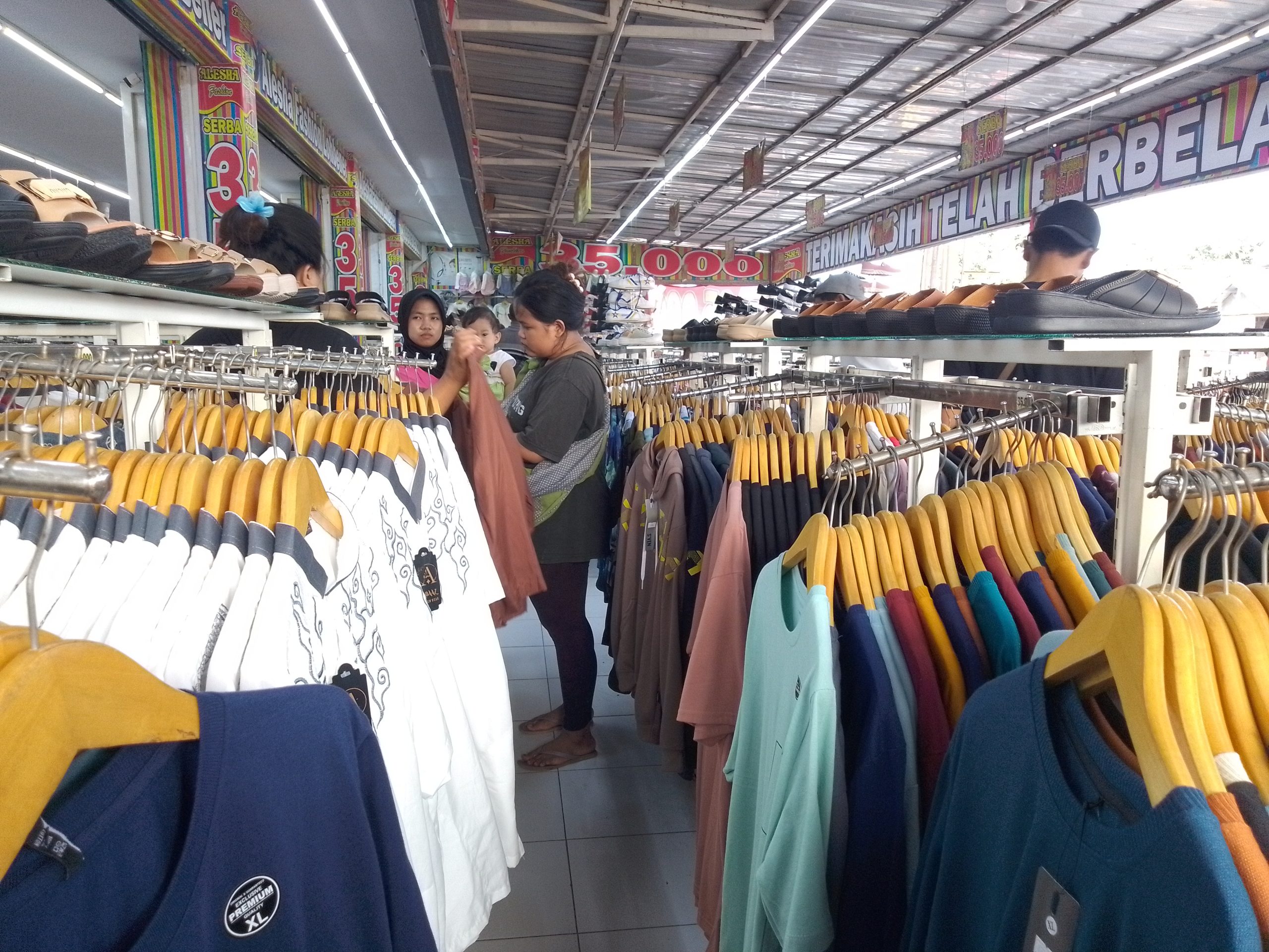 Jelang Lebaran, Toko Baju “Serba 35 Ribu” di Indramayu Diserbu Warga