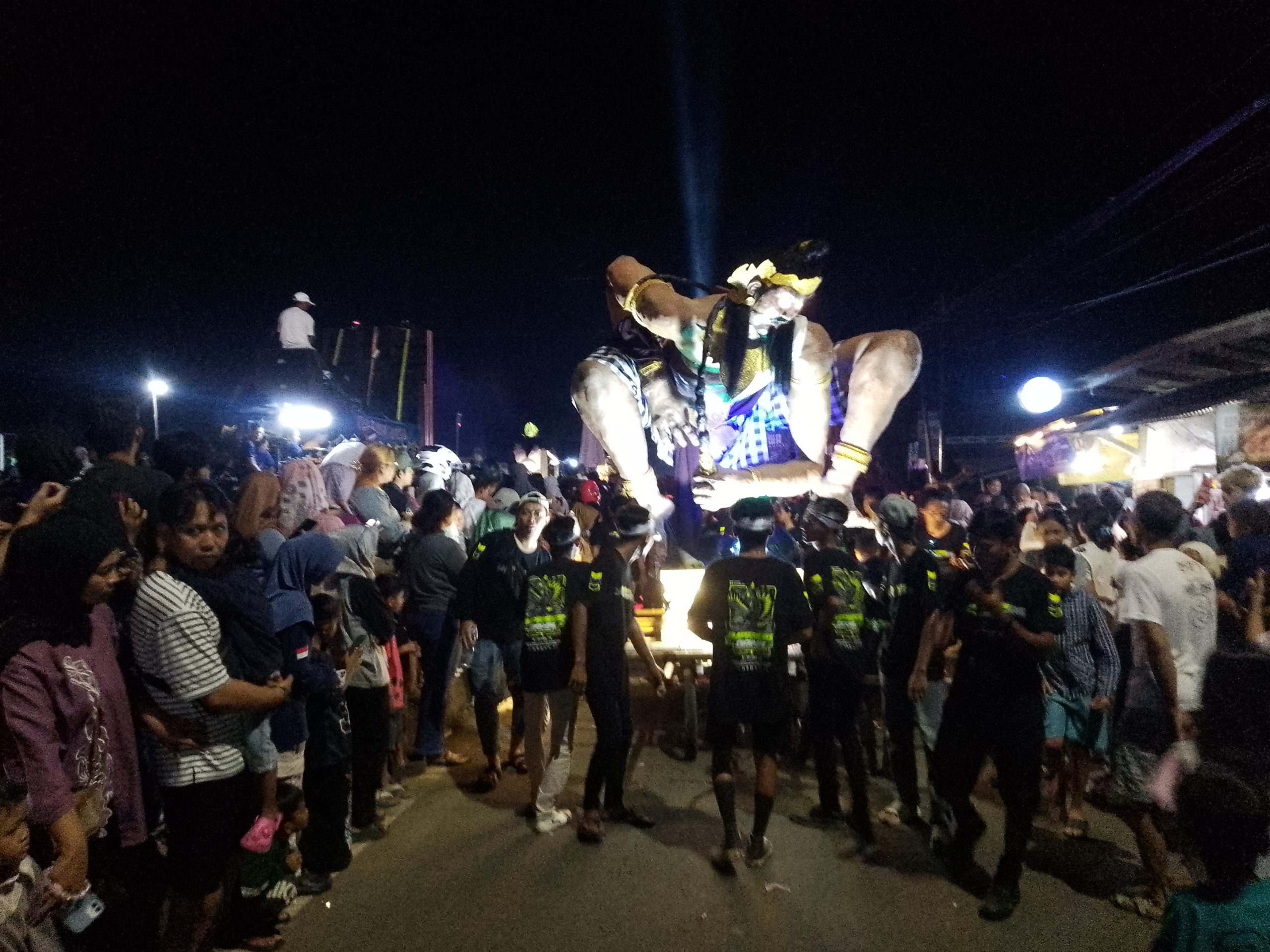 Satu Dekade Berjalan, Kirab Budaya Karnaval Ogoh-Ogoh Desa Krasak Berlangsung Meriah