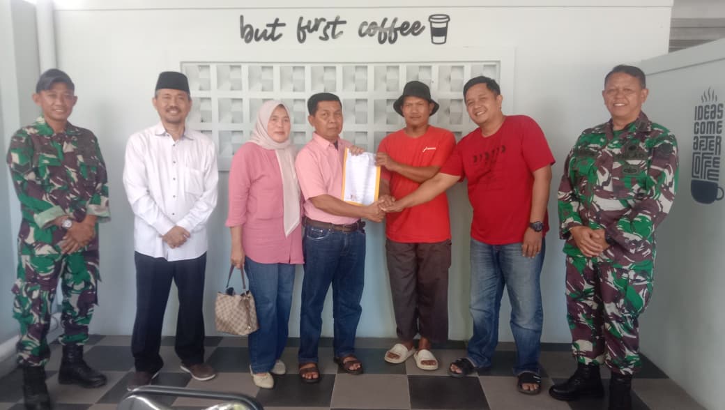 Personel TNI bergerak cepat membantu evakuasi sekaligus memediasi penyelesaian insiden kecelakaan lalu lintas yang melibatkan mobil ekspedisi