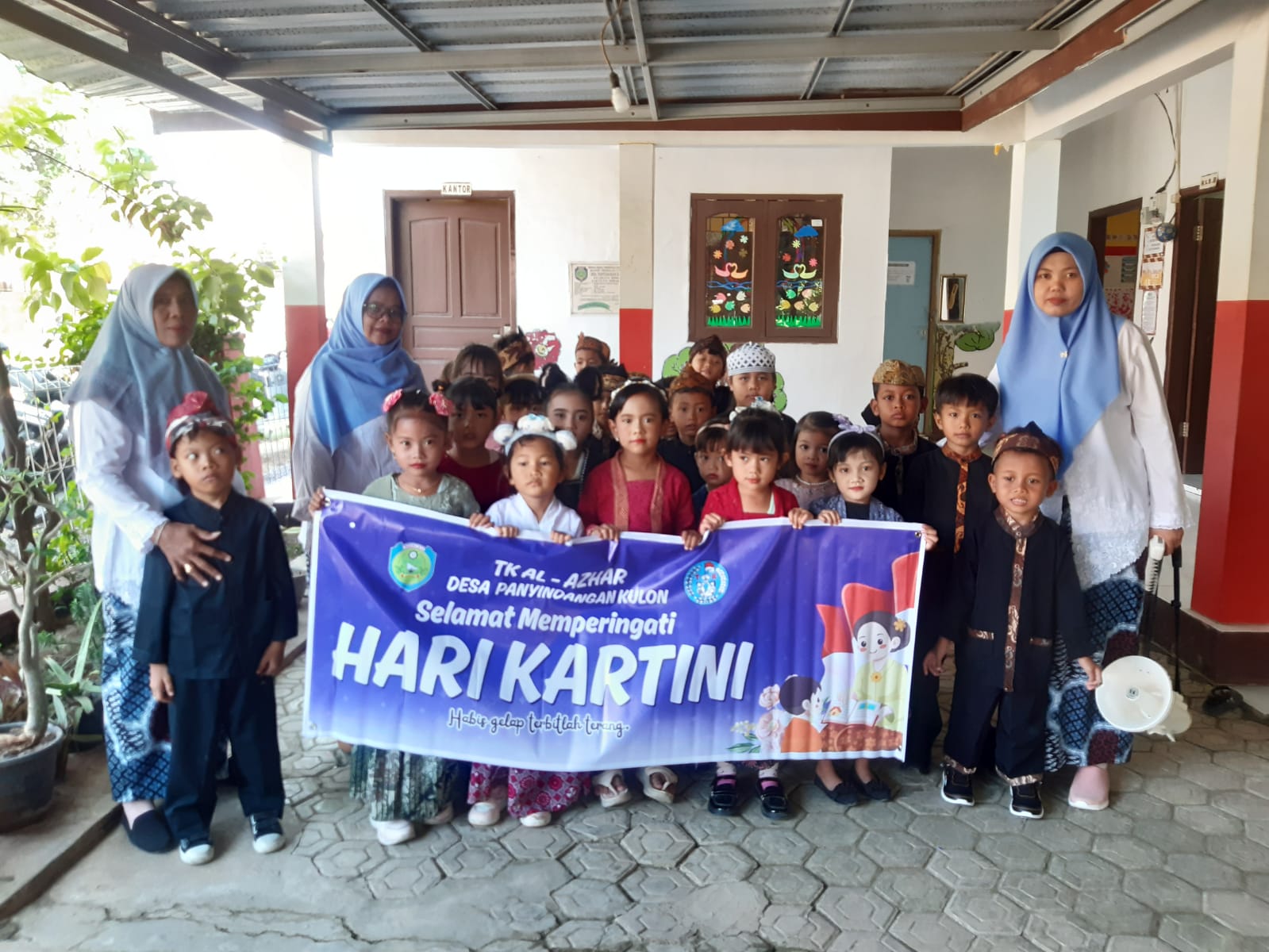 Lembaga pendidikan anak usia dini tersebut menggelar peringatan Hari Kartini dengan penuh khidmat dan kemeriahan.