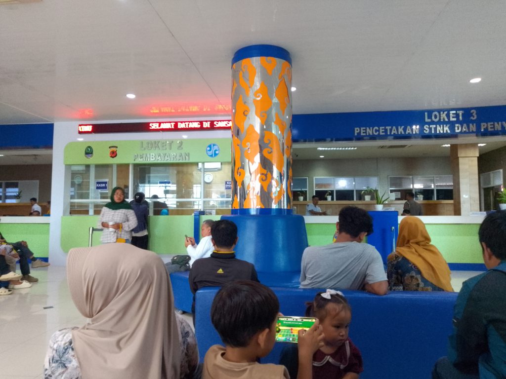 TERBITJABAR.COM | INDRAMAYU – Bagi pemilik kendaraan bermotor, menunaikan kewajiban membayar Pajak Kendaraan Bermotor (PKB) kini tidak lagi menjadi proses yang melelahkan