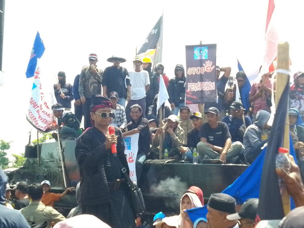 Ratusan massa yang tergabung dalam Koalisi Masyarakat Pesisir Indramayu (KOMPI) menggelar aksi unjuk rasa di depan Kantor Bupati Indramayu