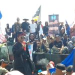 Ratusan massa yang tergabung dalam Koalisi Masyarakat Pesisir Indramayu (KOMPI) menggelar aksi unjuk rasa di depan Kantor Bupati Indramayu