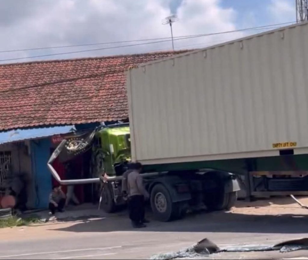 Kecelakaan yang terjadi di salah satu titik vital jalur logistik Pulau Jawa ini memaksa petugas kepolisian memberlakukan sistem contraflow.