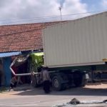 Kecelakaan yang terjadi di salah satu titik vital jalur logistik Pulau Jawa ini memaksa petugas kepolisian memberlakukan sistem contraflow.