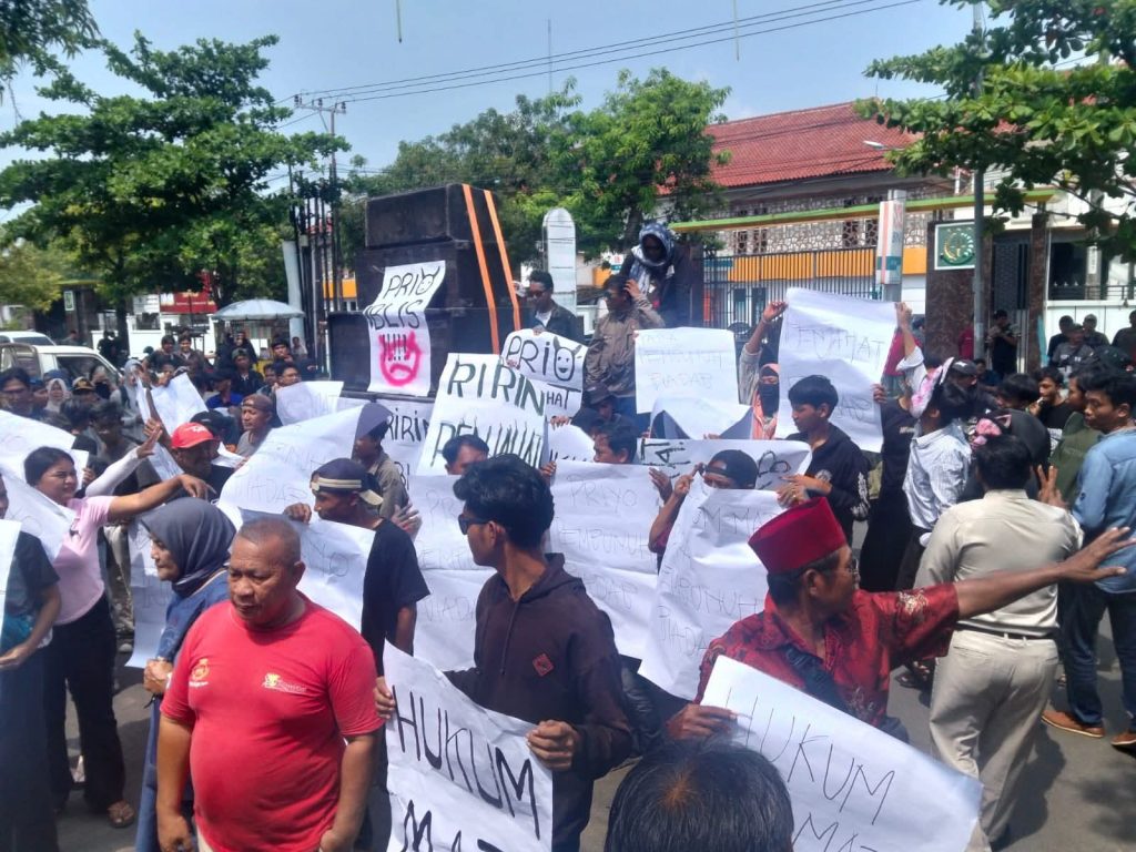 Aksi yang dimulai pukul 10.00 WIB dari Sport Center Indramayu ini langsung memanas saat massa melakukan long march dan menyita perhatian..
