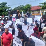 Aksi yang dimulai pukul 10.00 WIB dari Sport Center Indramayu ini langsung memanas saat massa melakukan long march dan menyita perhatian..