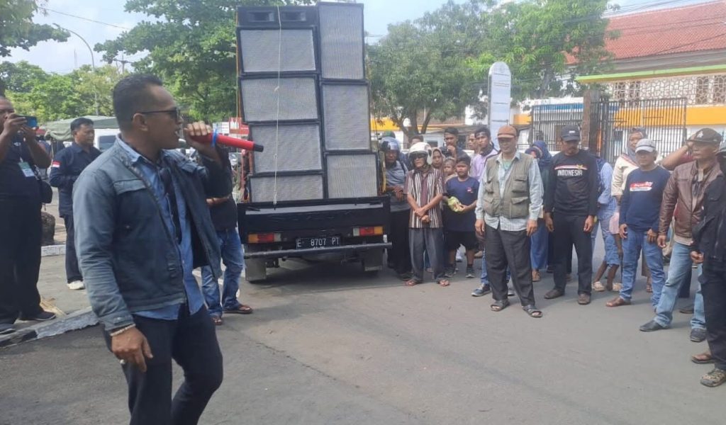 Koordinator umum aksi, H. Arifin, menegaskan bahwa keluarga tidak menerima hukuman selain vonis seberat-beratnya.