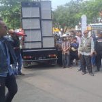 Koordinator umum aksi, H. Arifin, menegaskan bahwa keluarga tidak menerima hukuman selain vonis seberat-beratnya.