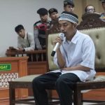 Priyo juga mencoba mengaburkan keterlibatan langsungnya dalam eksekusi pertama tersebut dengan menunjuk keterlibatan pelaku lain.