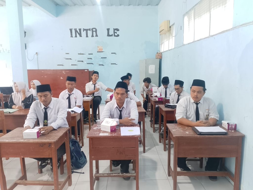 Peringatan Hari Pendidikan Nasional (Hardiknas) di MA Pesantren Al-Urwatul Wutsqo, Kabupaten Indramayu, berlangsung khidmat