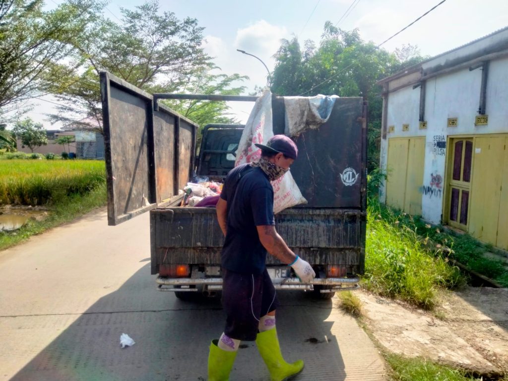 Sampah-sampah yang telah dikumpulkan tersebut kemudian langsung diangkut menggunakan armada mobil khusus pengangkut sampah