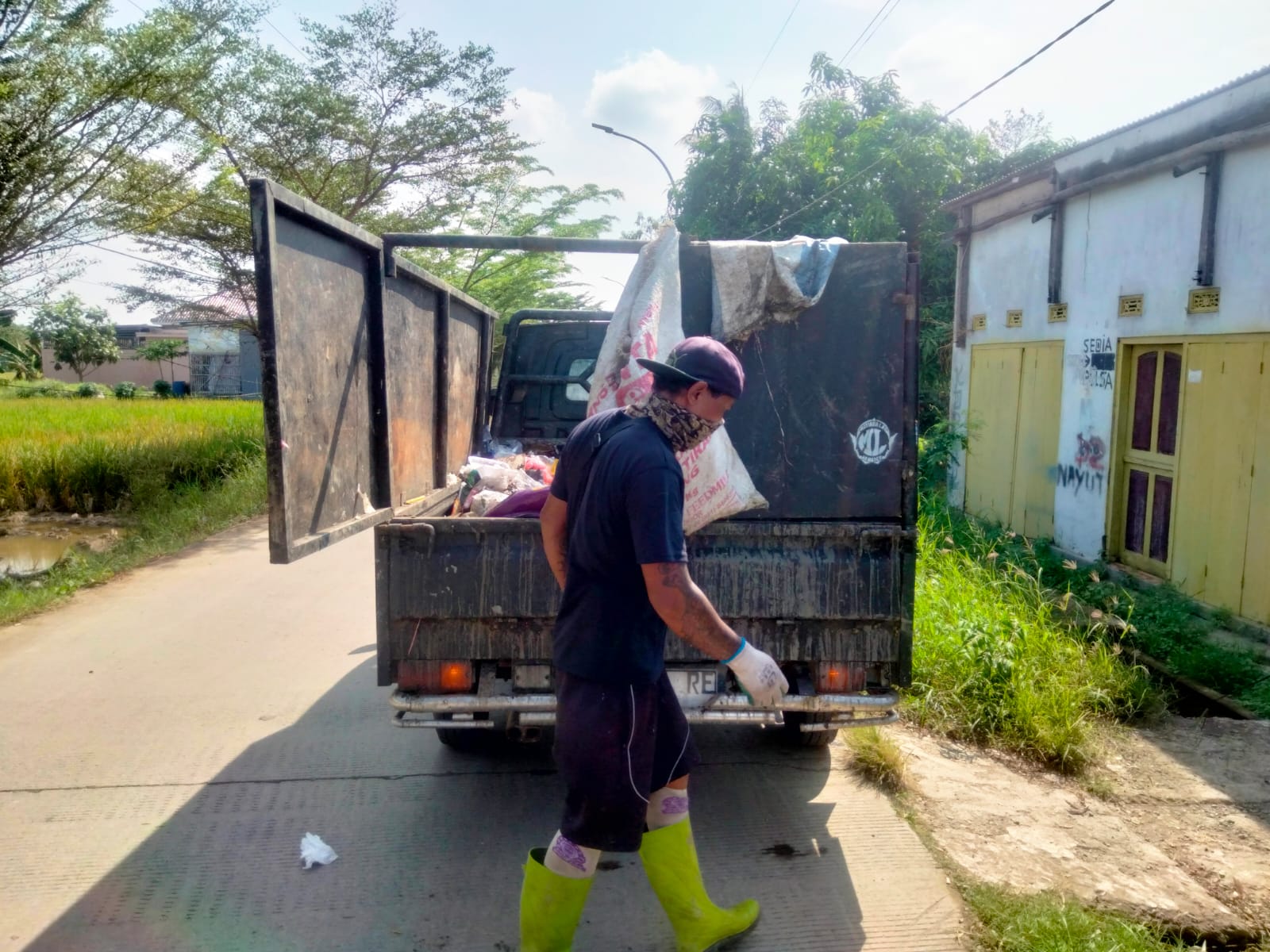 Sampah-sampah yang telah dikumpulkan tersebut kemudian langsung diangkut menggunakan armada mobil khusus pengangkut sampah