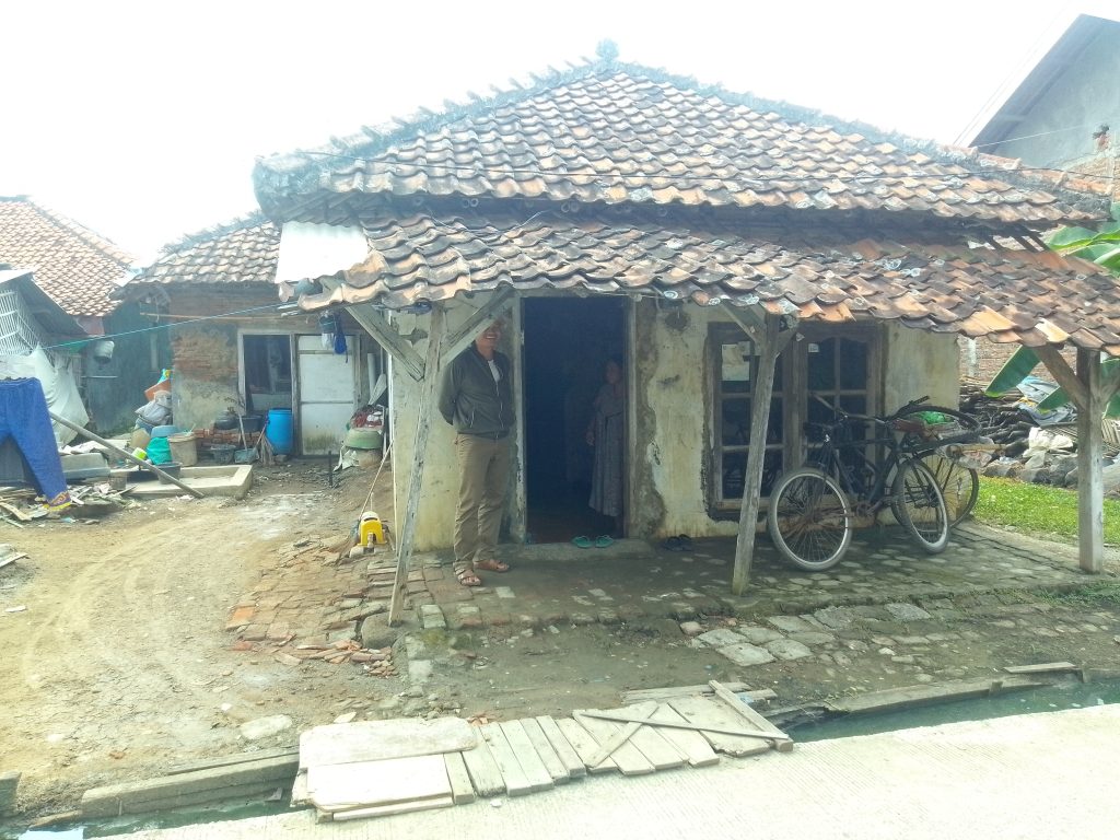 Senyum bahagia terpancar dari wajah Sukesih, warga Blok Pecuk, Desa Panyindangan Kulon, Kecamatan Sindang,